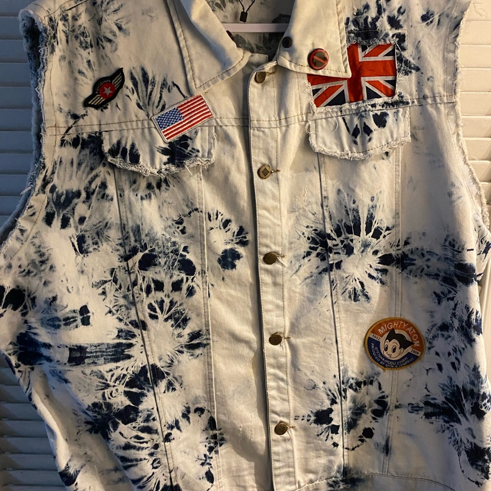 STONE WASH JEAN VEST WITH PATCHES